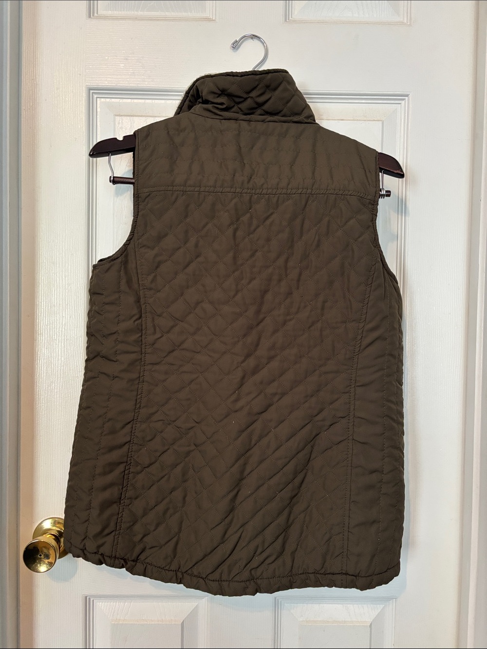 Stylish Quilted ArmyGreen Vest w/ Sherpa Collar & Interior.Great for chilly days - Picture 9 of 9